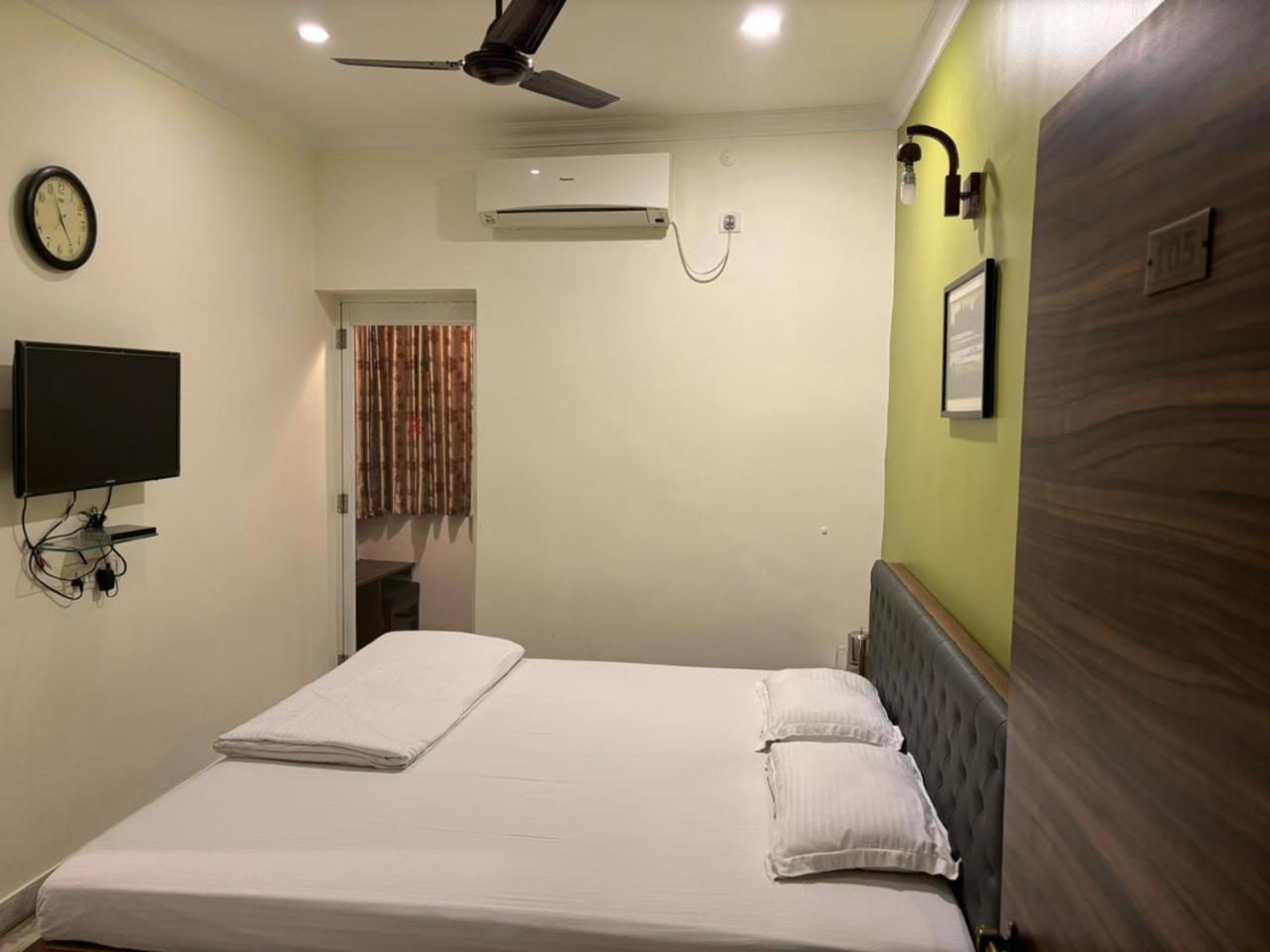 Om Sai Villa Guesthouse Колката Екстер'єр фото