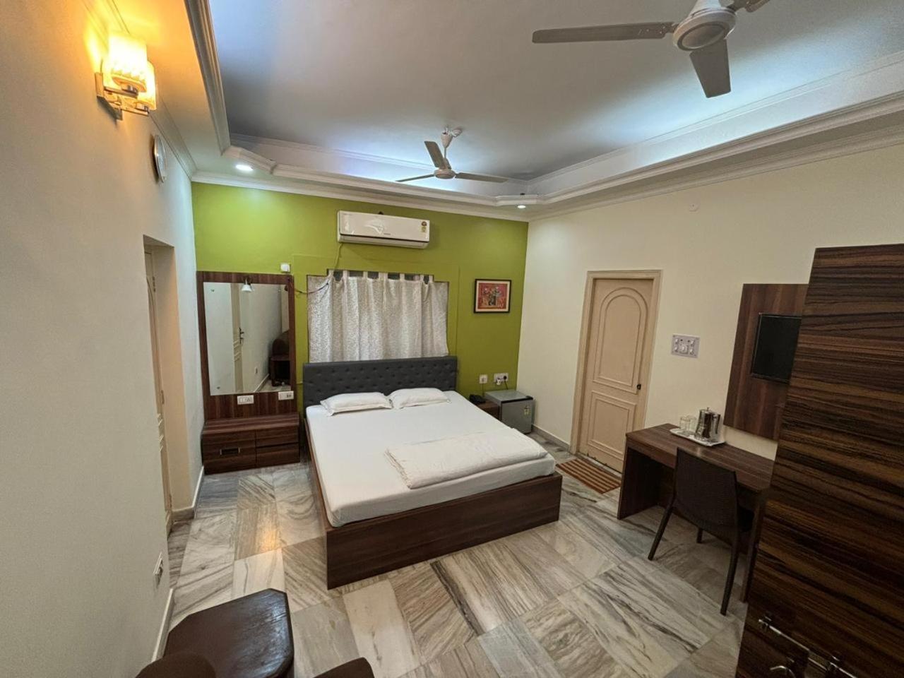 Om Sai Villa Guesthouse Колката Екстер'єр фото